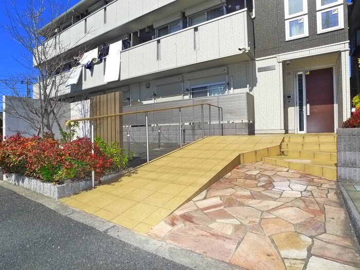 物件外観写真3　(エントランス部分)