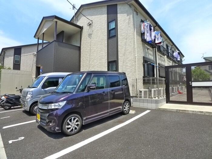 物件外観写真3　(駐車場)