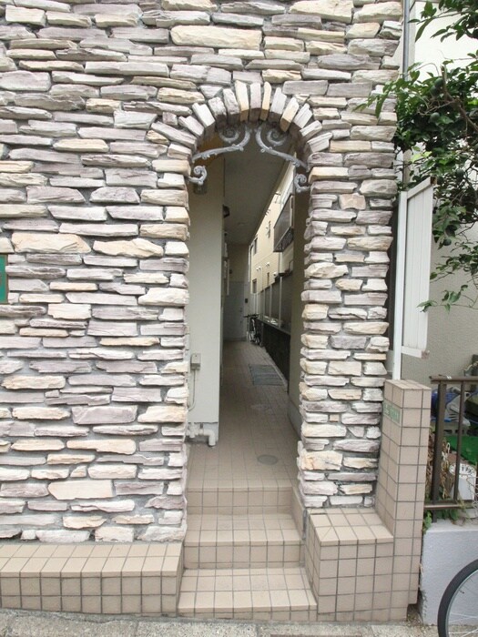 物件外観写真4　(エントランス部分)