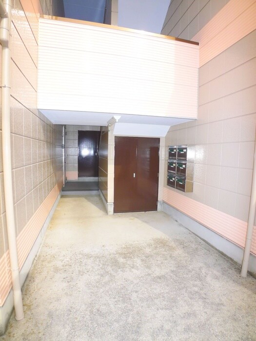 物件外観写真3　(エントランス部分)