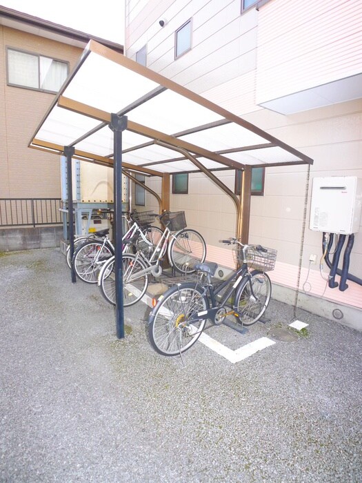 物件外観写真4　(駐輪場)