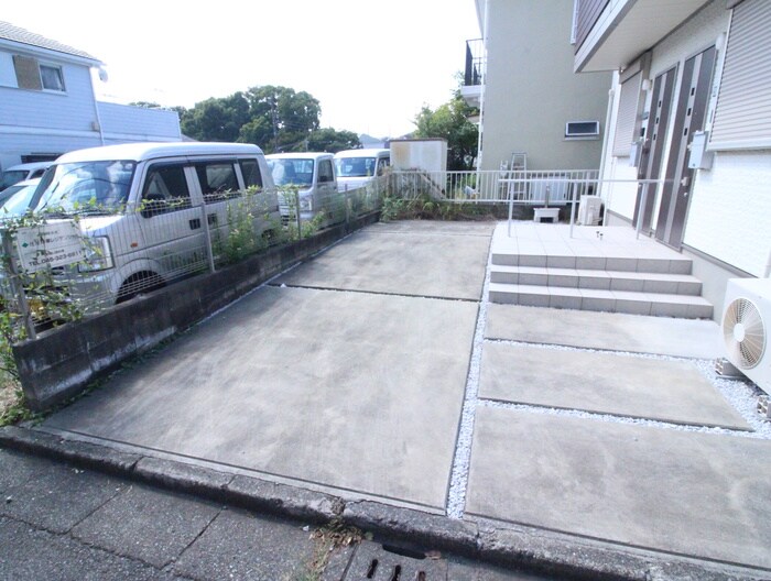 物件外観写真5　(駐車場)