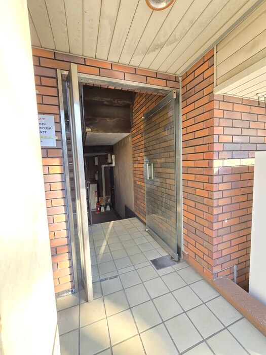 物件外観写真2　(エントランス部分)