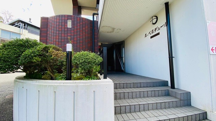 物件外観写真4　(エントランス部分)