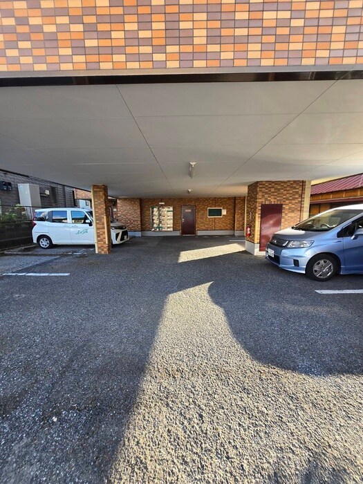 物件外観写真2　(駐車場)