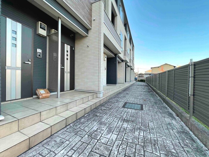 物件外観写真3　(エントランス部分)