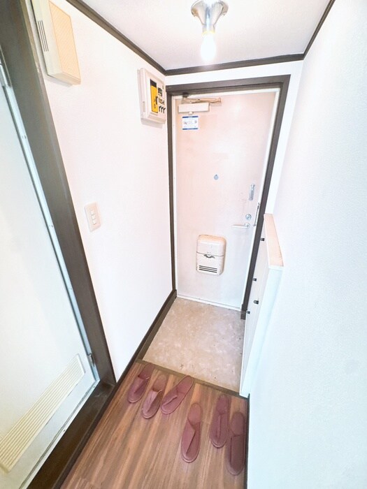 物件内観写真4　(玄関)