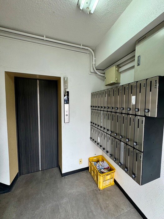 物件外観写真6　(エントランス部分)