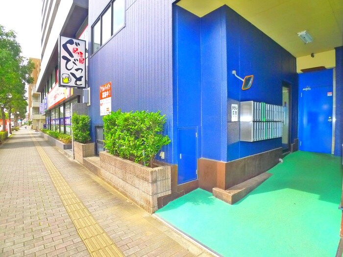 物件外観写真3　(エントランス部分)