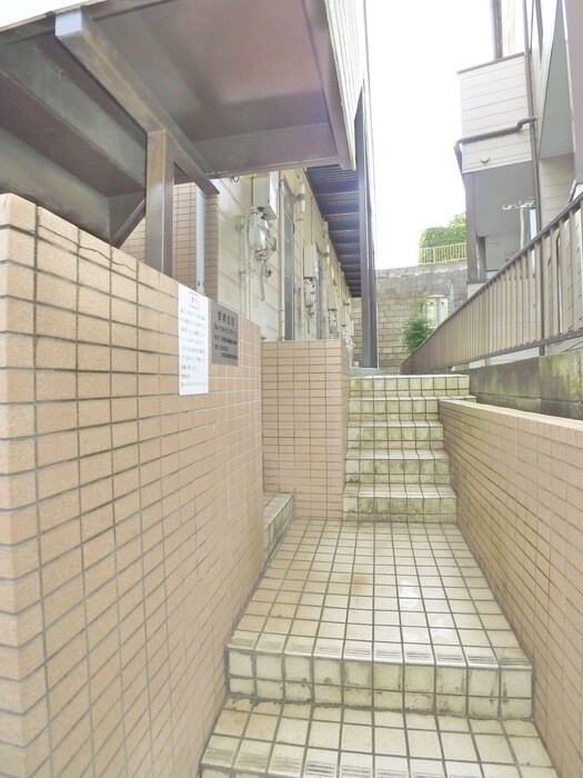 物件外観写真4　(エントランス部分)