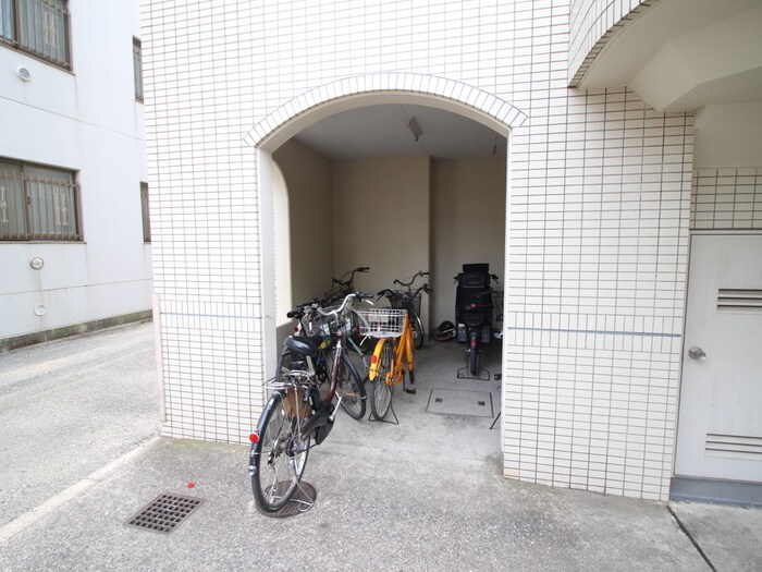 物件外観写真3　(駐輪場)