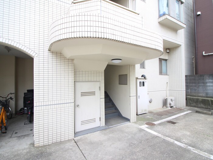 物件外観写真5　(エントランス部分)