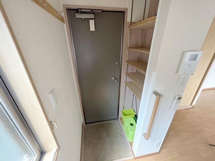 物件内観写真16　(玄関)