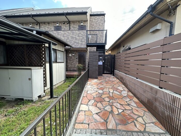 物件外観写真2　(エントランス部分)