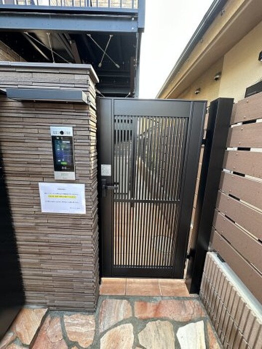 物件外観写真5　(エントランス部分)