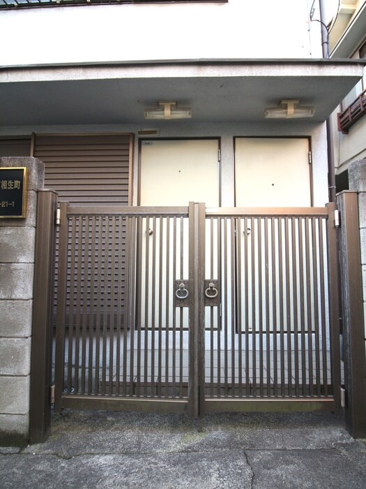 物件外観写真5　(エントランス部分)