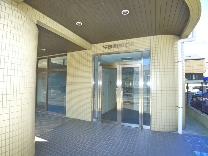 物件外観写真2　(エントランス部分)