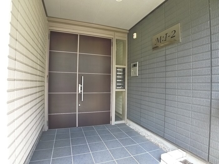 物件外観写真2　(エントランス部分)