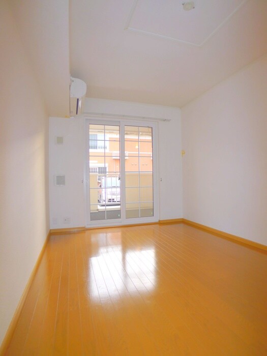 物件内観写真7　(室内からの展望)