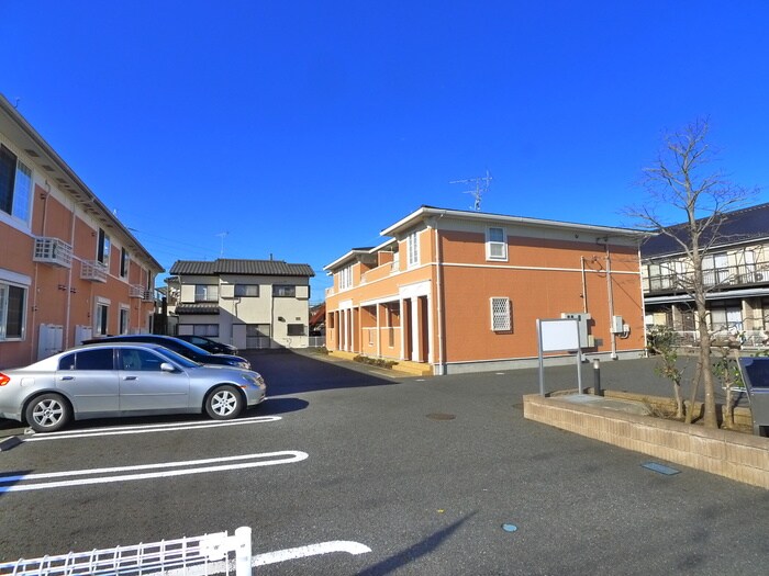 物件外観写真6　(駐車場)