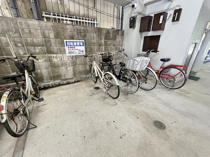 物件外観写真3　(駐輪場)