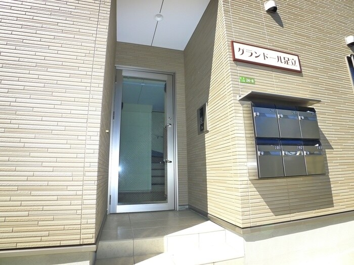 物件外観写真2　(エントランス部分)