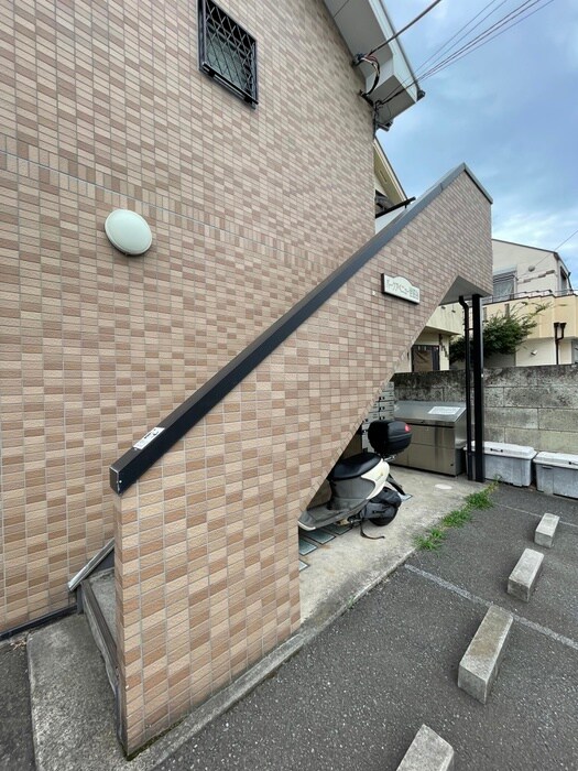 物件外観写真2　(エントランス部分)