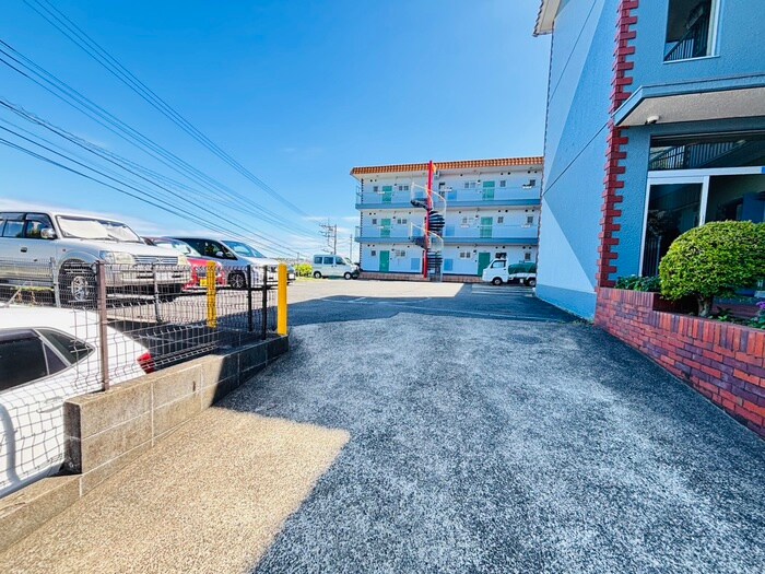 物件外観写真4　(駐車場)