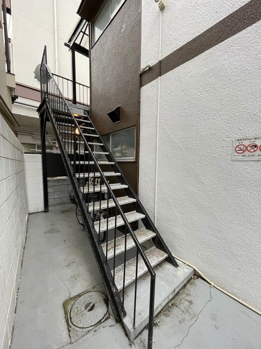 物件外観写真4　(エントランス部分)