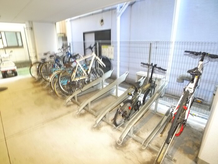 物件外観写真5　(駐輪場)