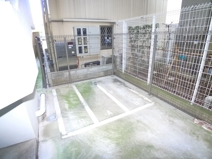 物件外観写真6　(バイク置き場)