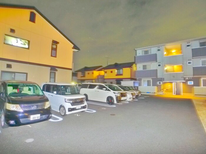 物件外観写真5　(駐車場)