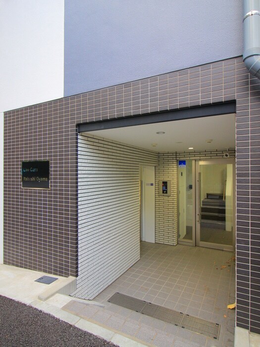 物件外観写真2　(エントランス部分)