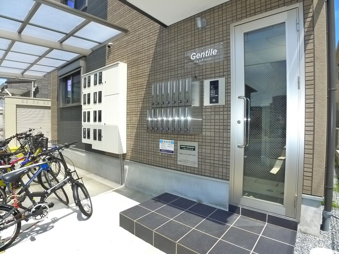 物件外観写真2　(エントランス部分)