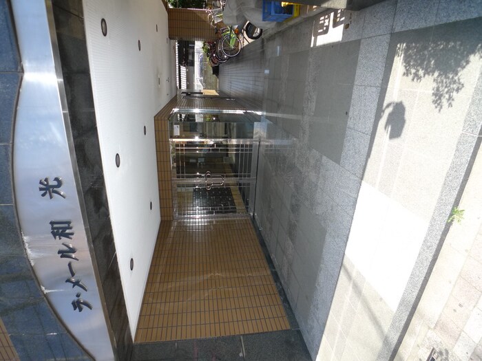 物件外観写真2　(エントランス部分)