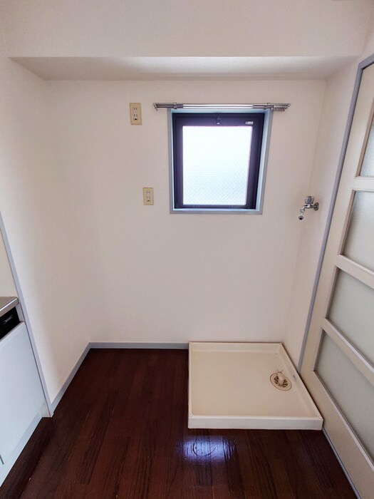 物件内観写真15　(洗濯機置場)