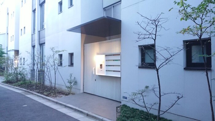 物件外観写真2　(エントランス部分)