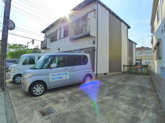 物件外観写真4　(駐車場)