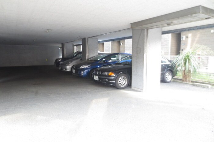 物件外観写真4　(駐車場)