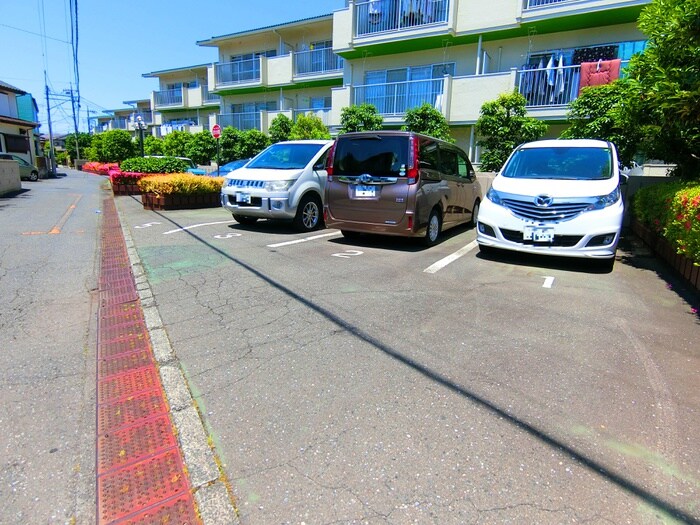 物件外観写真2　(駐車場)