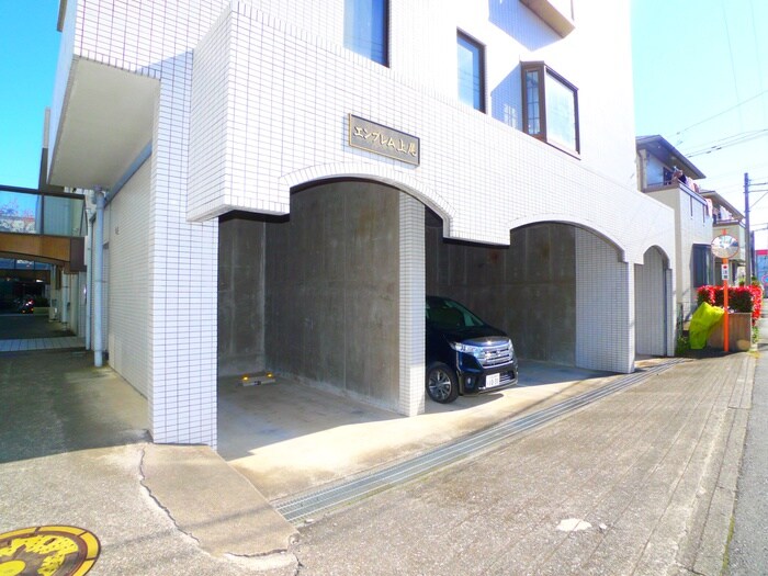 物件外観写真4　(駐車場)