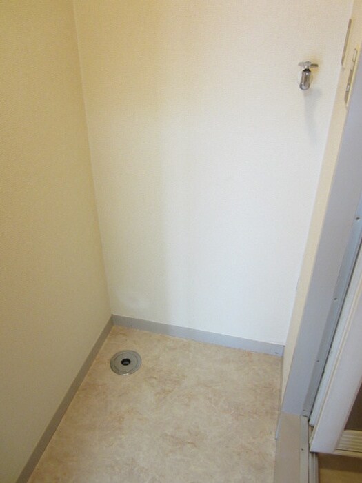 物件内観写真16　(洗濯機置場)