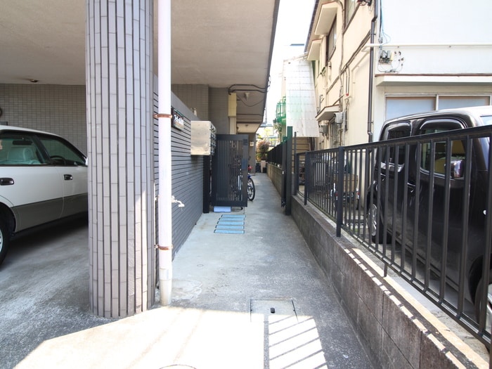 物件外観写真2　(エントランス部分)