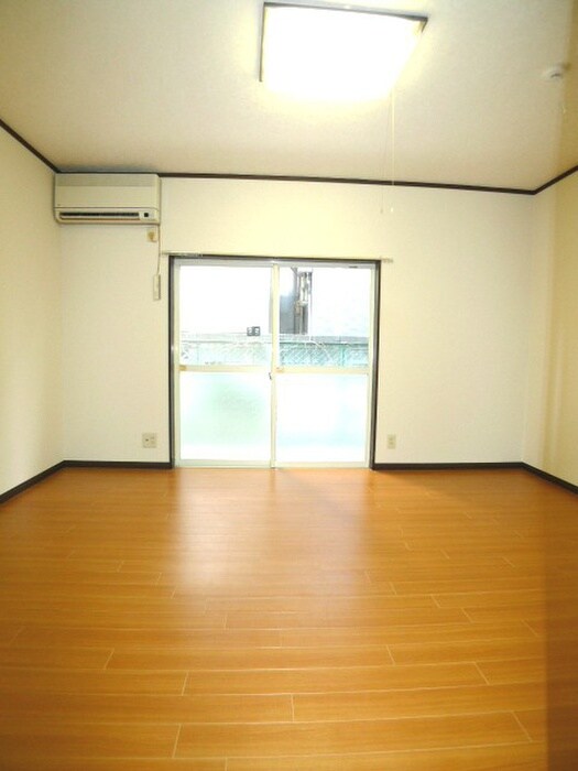 物件内観写真6　(室内からの展望)