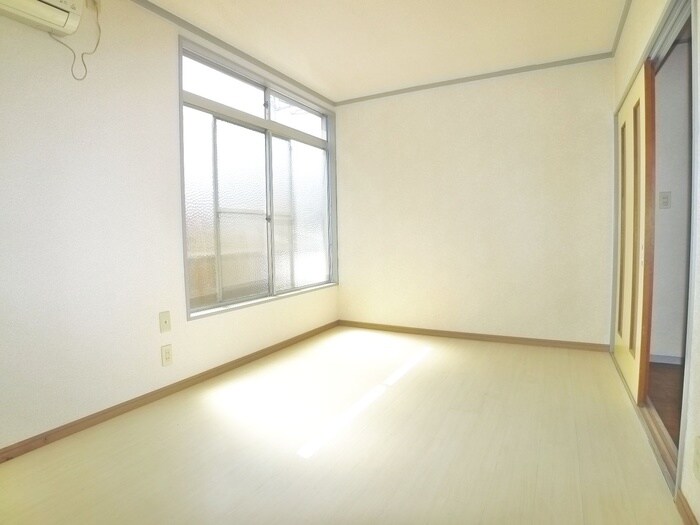 物件内観写真8　(室内からの展望)