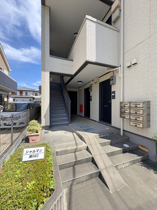 物件外観写真2　(エントランス部分)