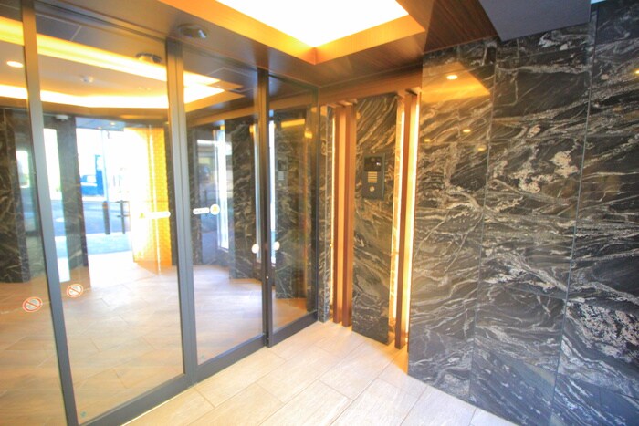 物件外観写真4　(エントランス部分)