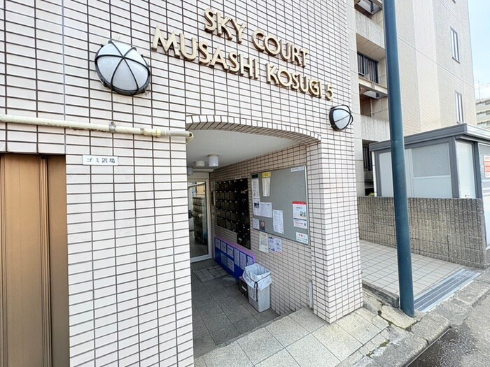 物件外観写真5　(エントランス部分)