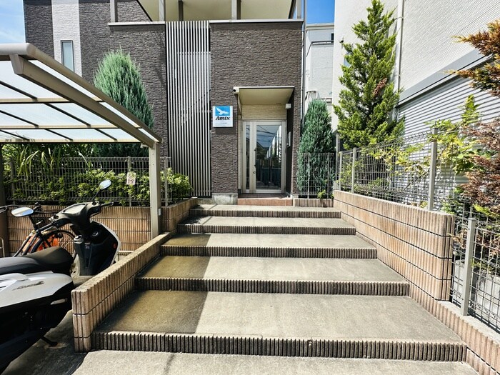 物件外観写真2　(エントランス部分)