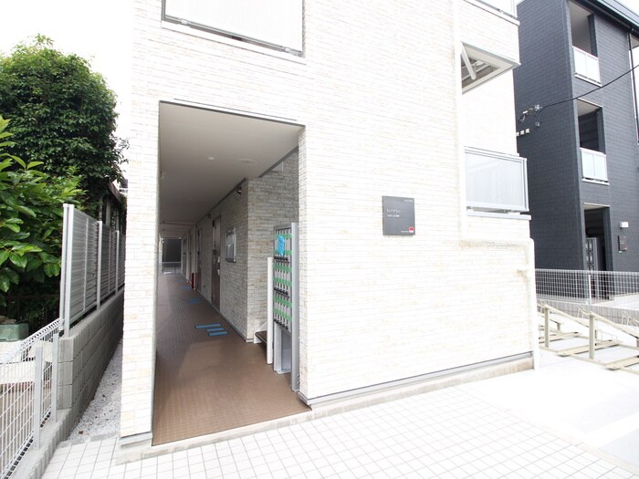 物件外観写真2　(エントランス部分)